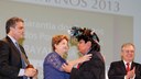 Presidenta Dilma Rousseff cumprimenta o senhor Almir Narayamoga Suruí, vencedor na categoria garantia dos direitos dos povos indígenas durante cerimônia de entrega do Prêmio Direitos Humanos 2013. Brasília - DF, 12/12/2013