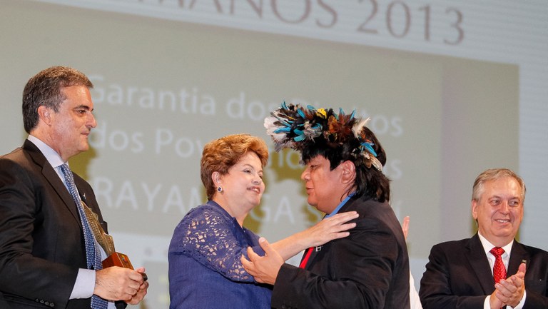 Presidenta Dilma Rousseff cumprimenta o senhor Almir Narayamoga Suruí, vencedor na categoria garantia dos direitos dos povos indígenas durante cerimônia de entrega do Prêmio Direitos Humanos 2013. Brasília - DF, 12/12/2013