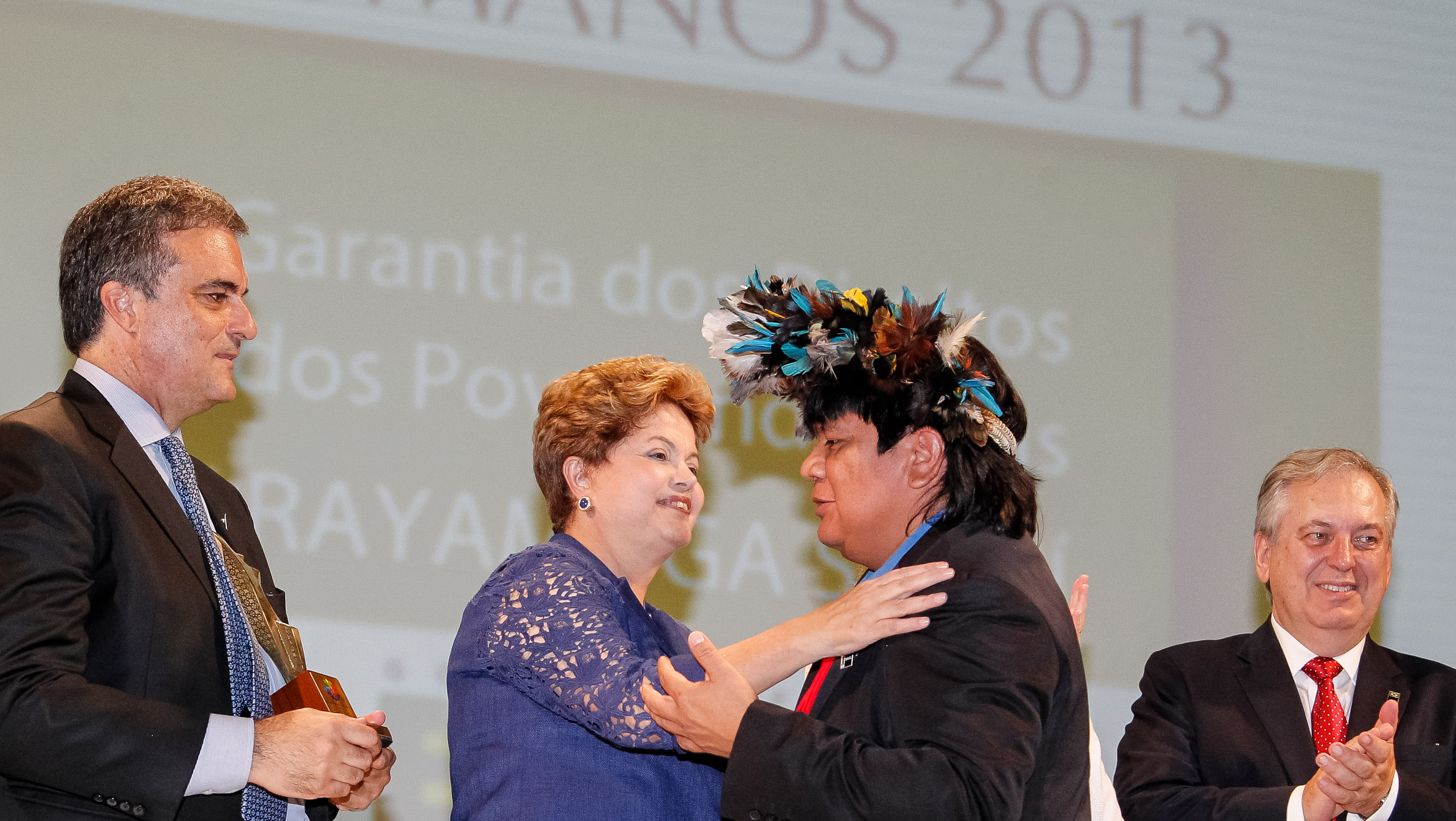 Presidenta Dilma Rousseff cumprimenta o senhor Almir Narayamoga Suruí, vencedor na categoria garantia dos direitos dos povos indígenas durante cerimônia de entrega do Prêmio Direitos Humanos 2013. Brasília - DF, 12/12/2013