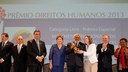 Presidenta Dilma Rousseff cumprimenta o senhor Percílio de Sousa Lima Neto, vencedor na categoria livre durante cerimônia de entrega do Prêmio Direitos Humanos 2013. Brasília - DF, 12/12/2013