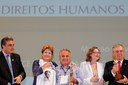 Presidenta Dilma Rousseff cumprimenta o senhor Rildo Marques, coordenador-geral da MNDH vencedor na categoria livre durante cerimônia de entrega do Prêmio Direitos Humanos 2013. Brasília - DF, 12/12/2013