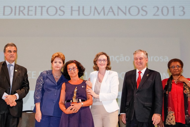 Presidenta Dilma Rousseff cumprimenta a senhora Dirce da Silva Machado Carrion, vencedora na categoria menção honrosa durante cerimônia de entrega do Prêmio Direitos Humanos 2013. Brasília - DF, 12/12/2013