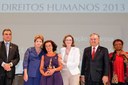 Presidenta Dilma Rousseff cumprimenta a senhora Dirce da Silva Machado Carrion, vencedora na categoria menção honrosa durante cerimônia de entrega do Prêmio Direitos Humanos 2013. Brasília - DF, 12/12/2013