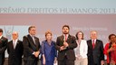 Presidenta Dilma Rousseff cumprimenta o senhor Rodrigo Mondego, representante do Movimento Habeas Corpus do Rio de Janeiro - OAB vencedor na categoria menção honrosa durante cerimônia de entrega do Prêmio Direitos Humanos 2013. Brasília - DF, 12/12/2013