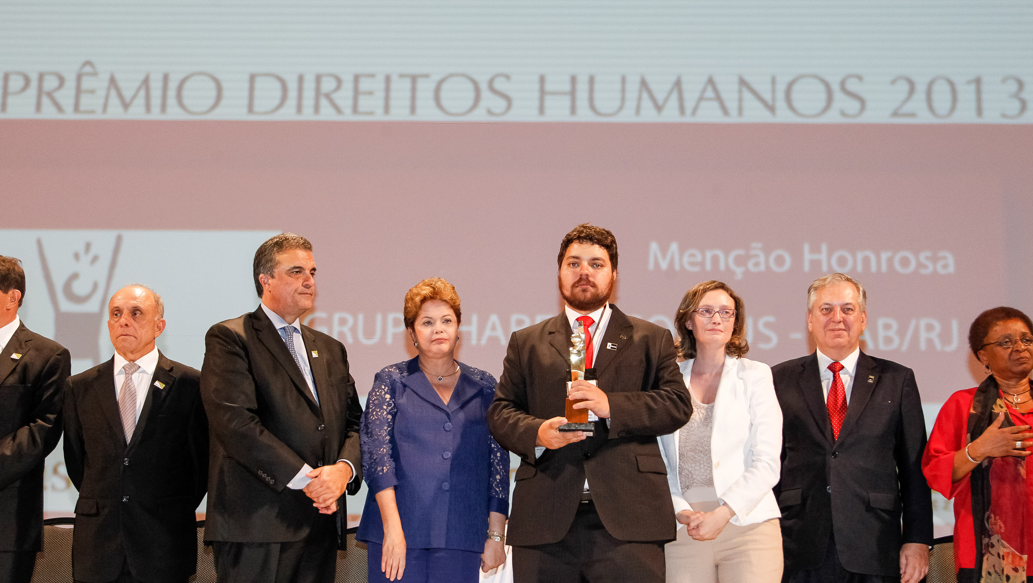 Presidenta Dilma Rousseff cumprimenta o senhor Rodrigo Mondego, representante do Movimento Habeas Corpus do Rio de Janeiro - OAB vencedor na categoria menção honrosa durante cerimônia de entrega do Prêmio Direitos Humanos 2013. Brasília - DF, 12/12/2013