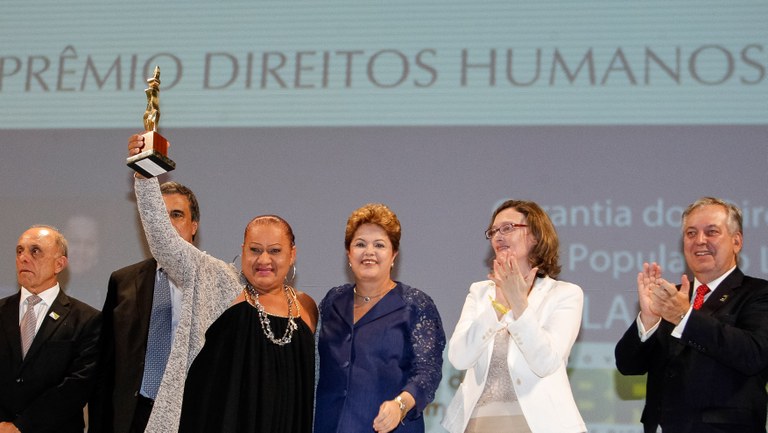 Presidenta Dilma Rousseff cumprimenta a senhora Keila Simpson vencedora na categoria garantia dos direitos da população LGBT, durante cerimônia de entrega do Prêmio Direitos Humanos 2013. Brasília - DF, 12/12/2013