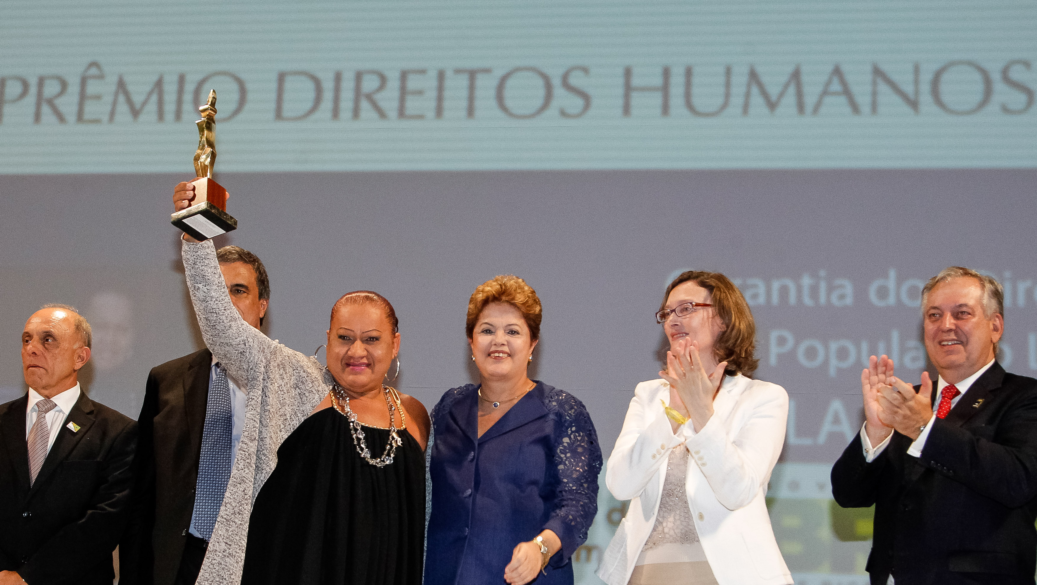 Presidenta Dilma Rousseff cumprimenta a senhora Keila Simpson vencedora na categoria garantia dos direitos da população LGBT, durante cerimônia de entrega do Prêmio Direitos Humanos 2013. Brasília - DF, 12/12/2013