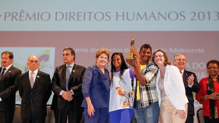 Presidenta Dilma Rousseff cumprimenta os adolescentes Jenifer Ribeiro e Lucas Silva, representantes do programa Viravida, vencedor na categoria direitos da criança e do adolescente, durante cerimônia de entrega do Prêmio Direitos Humanos 2013. Brasília - DF, 12/12/2013