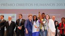 Presidenta Dilma Rousseff cumprimenta os adolescentes Jenifer Ribeiro e Lucas Silva, representantes do programa Viravida, vencedor na categoria direitos da criança e do adolescente, durante cerimônia de entrega do Prêmio Direitos Humanos 2013. Brasília - DF, 12/12/2013