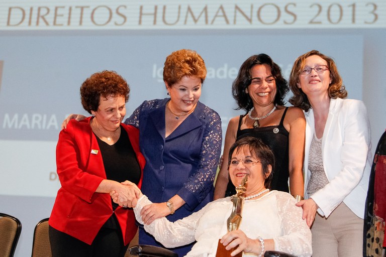  Presidenta Dilma Rousseff cumprimenta a senhora Maria da Penha Maia Fernandes vencedora na categoria Igualdade de Gênero durante cerimônia de entrega do Prêmio Direitos Humanos 2013. Brasília - DF, 12/12/2013