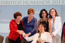  Presidenta Dilma Rousseff cumprimenta a senhora Maria da Penha Maia Fernandes vencedora na categoria Igualdade de Gênero durante cerimônia de entrega do Prêmio Direitos Humanos 2013. Brasília - DF, 12/12/2013