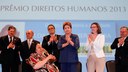 Presidenta Dilma Rousseff cumprimenta a senhora Zilda Paula Xavier Pereira, vencedora na categoria direito à memória e à verdade, durante cerimônia de entrega do Prêmio Direitos Humanos 2013. Brasília - DF, 12/12/2013