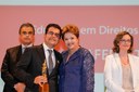 Presidenta Dilma Rousseff cumprimenta o senhor Thiago Tavares Nunes de Oliveira, representante da Safernet Brasil, vencedor na categoria educação em direitos humanos durante cerimônia de entrega do Prêmio Direitos Humanos 2013. Brasília - DF, 12/12/2013