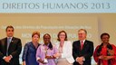 Presidenta Dilma Rousseff cumprimenta a senhora Maria Lucia Santos Pereira da Silva, Movimento da População de Rua da Bahia vencedora na categoria garantia dos direitos da população em situação de rua durante cerimônia de entrega do Prêmio Direitos Humanos 2013. Brasília - DF, 12/12/2013