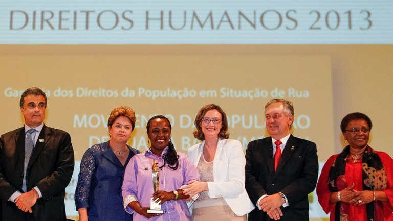 Presidenta Dilma Rousseff cumprimenta a senhora Maria Lucia Santos Pereira da Silva, Movimento da População de Rua da Bahia vencedora na categoria garantia dos direitos da população em situação de rua durante cerimônia de entrega do Prêmio Direitos Humanos 2013. Brasília - DF, 12/12/2013