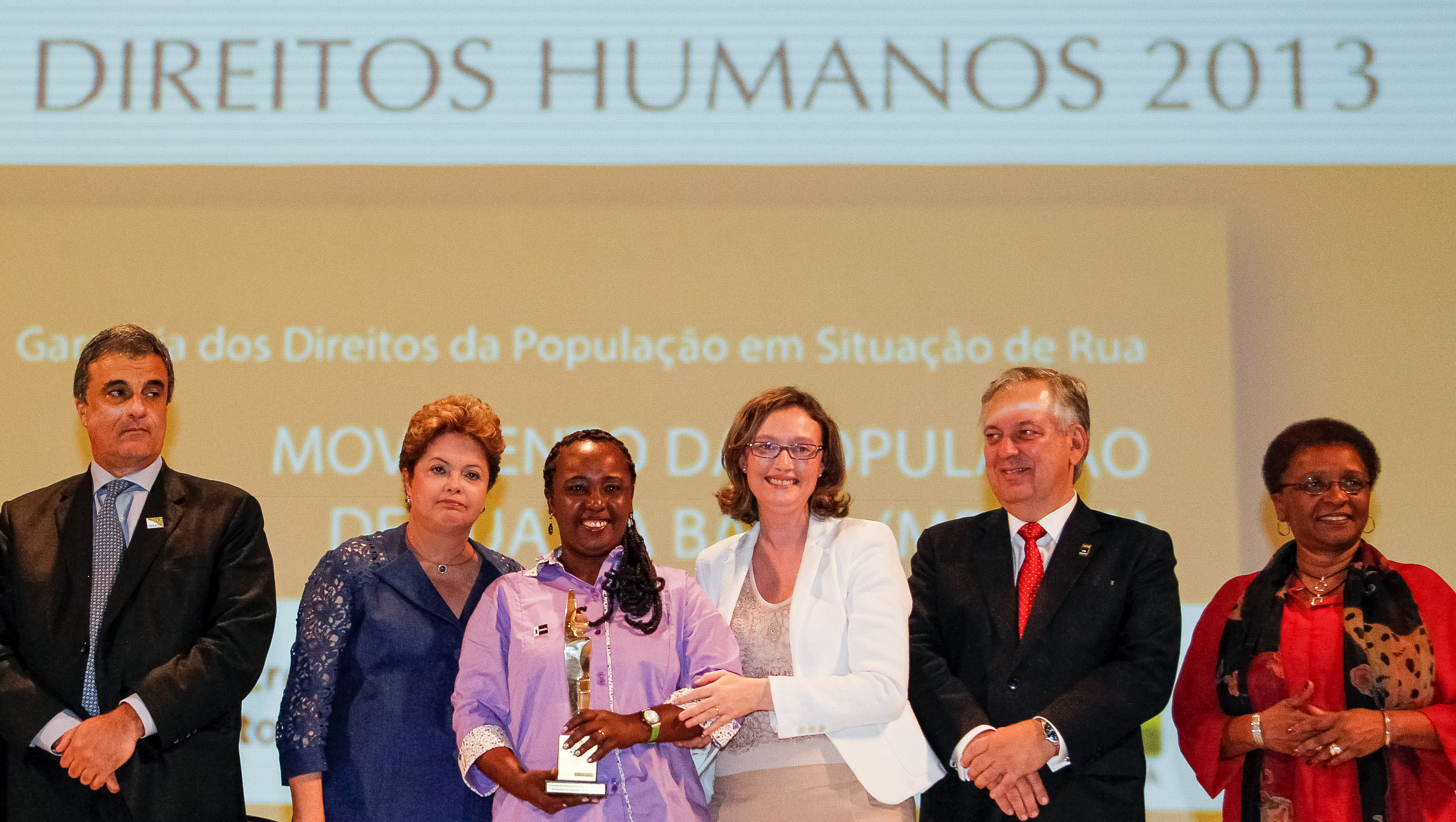 Presidenta Dilma Rousseff cumprimenta a senhora Maria Lucia Santos Pereira da Silva, Movimento da População de Rua da Bahia vencedora na categoria garantia dos direitos da população em situação de rua durante cerimônia de entrega do Prêmio Direitos Humanos 2013. Brasília - DF, 12/12/2013