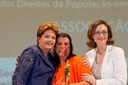 Presidenta Dilma Rousseff cumprimenta a senhora Maria Nazareth Cupertino, representante da Associação Rede Rua vencedora na categoria garantia dos direitos da população em situação de rua durante cerimônia de entrega do Prêmio Direitos Humanos 2013. Brasília - DF, 12/12/2013