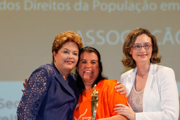 Presidenta Dilma Rousseff cumprimenta a senhora Maria Nazareth Cupertino, representante da Associação Rede Rua vencedora na categoria garantia dos direitos da população em situação de rua durante cerimônia de entrega do Prêmio Direitos Humanos 2013. Brasília - DF, 12/12/2013