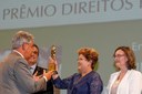 Presidenta Dilma Rousseff cumprimenta o deputado Nilmário Miranda Fernandes, vencedor na categoria enfrentamento à tortura durante cerimônia de entrega do Prêmio Direitos Humanos 2013. Brasília - DF, 12/12/2013
