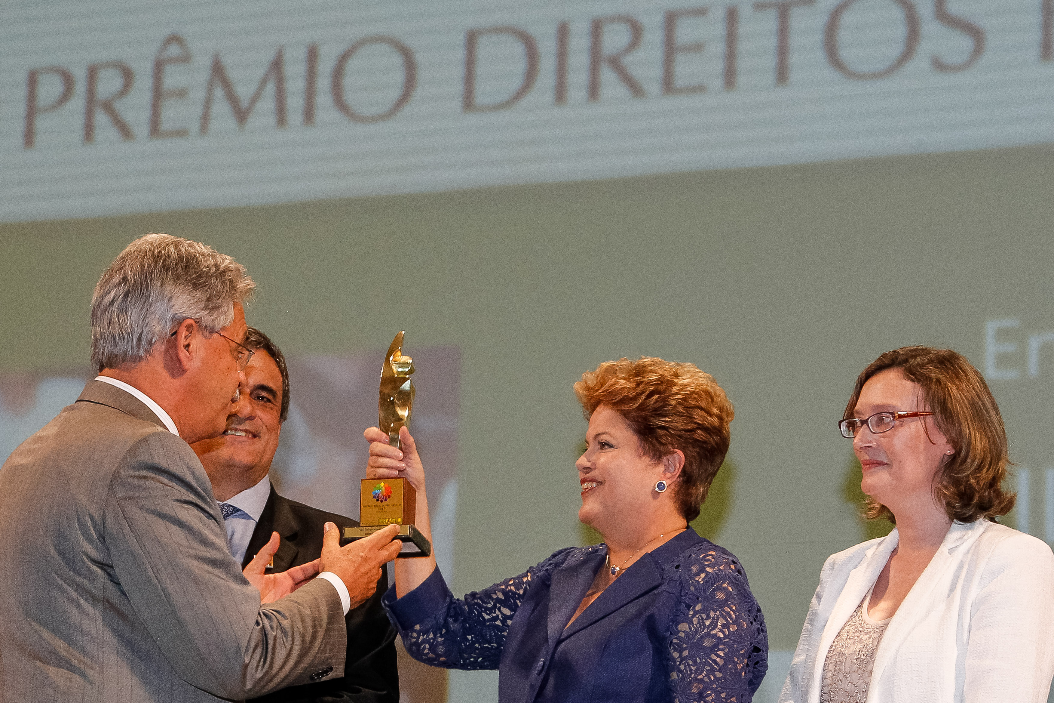 Presidenta Dilma Rousseff cumprimenta o deputado Nilmário Miranda Fernandes, vencedor na categoria enfrentamento à tortura durante cerimônia de entrega do Prêmio Direitos Humanos 2013. Brasília - DF, 12/12/2013