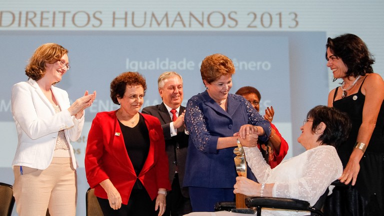 Presidenta Dilma Rousseff cumprimenta a senhora Maria da Penha Maia Fernandes vencedora na categoria Igualdade de Gênero durante cerimônia de entrega do Prêmio Direitos Humanos 2013. Brasília - DF, 12/12/2013