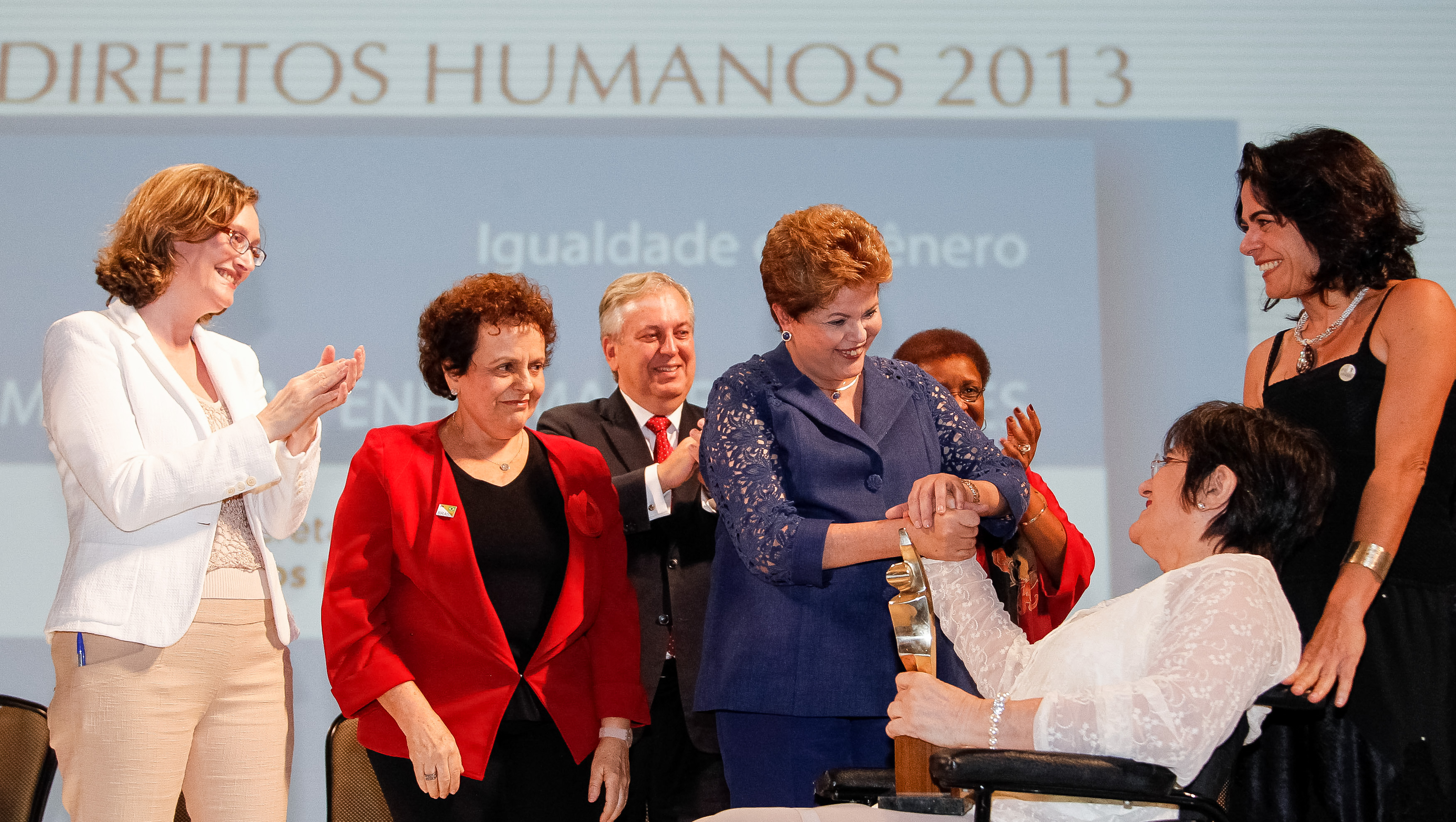 Presidenta Dilma Rousseff cumprimenta a senhora Maria da Penha Maia Fernandes vencedora na categoria Igualdade de Gênero durante cerimônia de entrega do Prêmio Direitos Humanos 2013. Brasília - DF, 12/12/2013