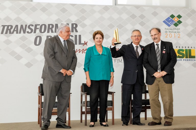 Presidenta Dilma Rousseff entrega prêmio a Clovis Benoni Meurer durante cerimônia de entrega do Prêmio Finep de Inovação 2012 no Palácio do Planalto. Brasília - DF, 19/12/2012
