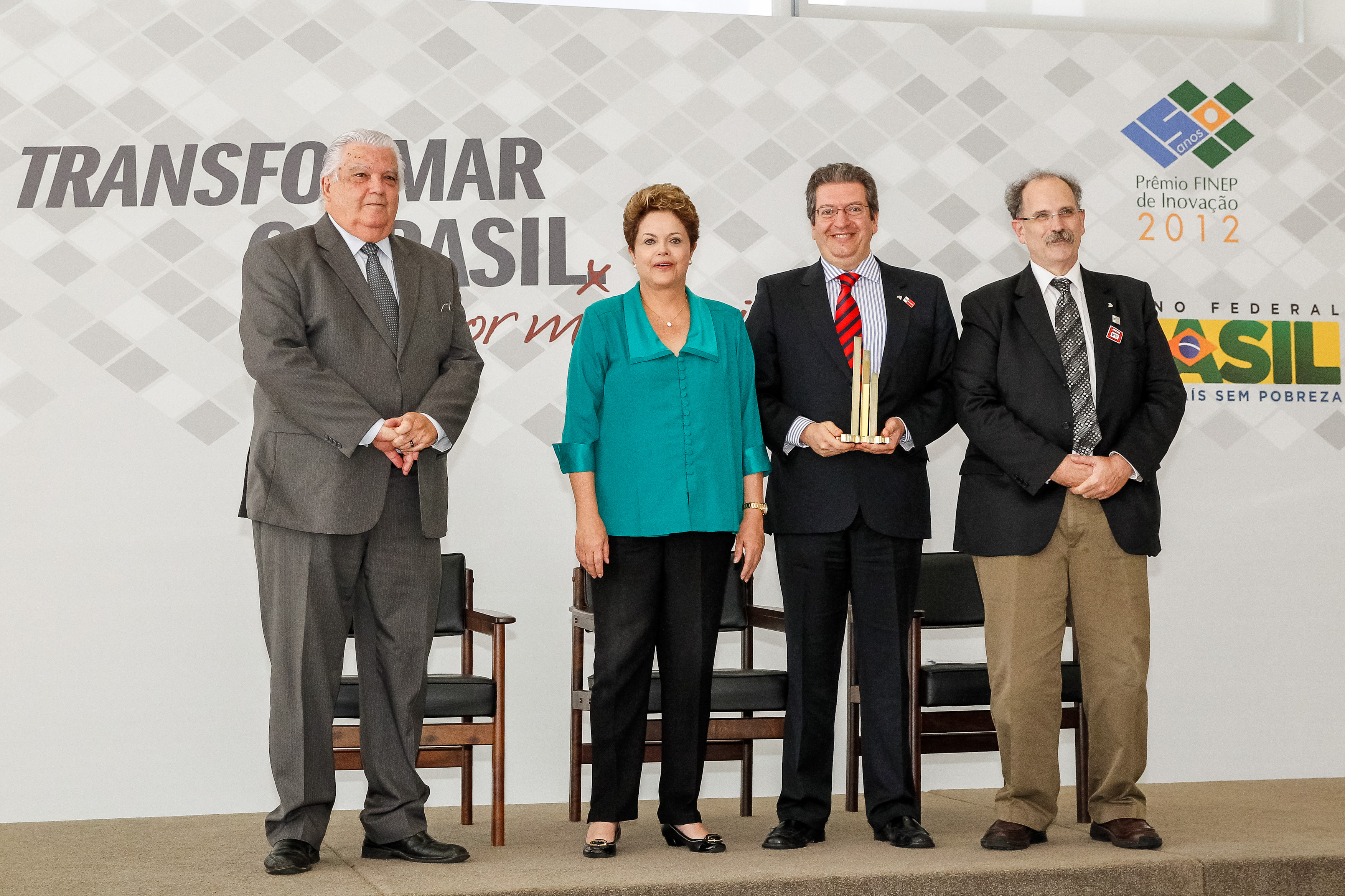 Presidenta Dilma Rousseff entrega prêmio a Sidney Chameh durante cerimônia de entrega do Prêmio Finep de Inovação 2012 no Palácio do Planalto. Brasília - DF, 19/12/2012