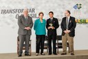  Presidenta Dilma Rousseff entrega prêmio a Miguel das Mercês dos Santos durante cerimônia de entrega do Prêmio Finep de Inovação 2012 no Palácio do Planalto. Brasília - DF, 19/12/2012