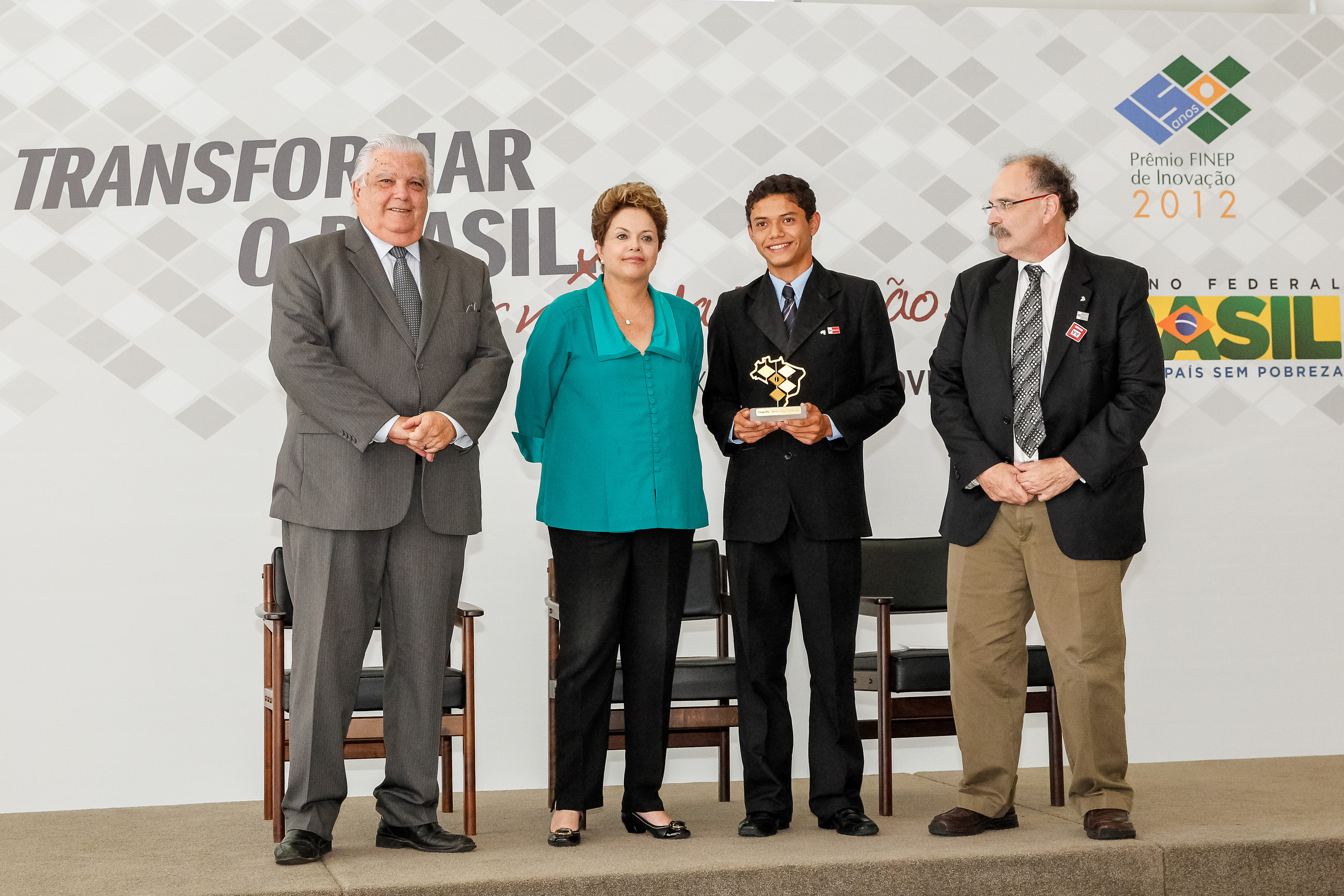  Presidenta Dilma Rousseff entrega prêmio a Miguel das Mercês dos Santos durante cerimônia de entrega do Prêmio Finep de Inovação 2012 no Palácio do Planalto. Brasília - DF, 19/12/2012