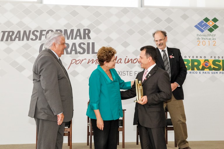 Presidenta Dilma Rousseff entrega prêmio a Luiz Carlos Paiva Teixeira  durante cerimônia de entrega do Prêmio Finep de Inovação 2012 no Palácio do Planalto. Brasília - DF, 19/12/2012