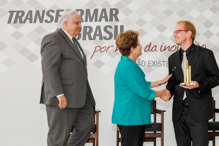 Presidenta Dilma Rousseff entrega prêmio a Herve Louis Ghislain Rogez durante cerimônia de entrega do Prêmio Finep de Inovação 2012 no Palácio do Planalto. Brasília - DF, 19/12/2012