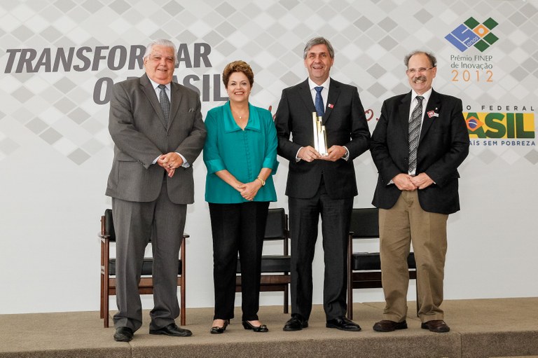 Presidenta Dilma Rousseff entrega prêmio a Antonio Morschbacker durante cerimônia de entrega do Prêmio Finep de Inovação 2012 no Palácio do Planalto. Brasília - DF, 19/12/2012