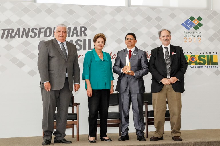 Presidenta Dilma Rousseff entrega prêmio a Marivaldo do Vale Albuquerque durante cerimônia de entrega do Prêmio Finep de Inovação 2012 no Palácio do Planalto. Brasília - DF, 19/12/2012