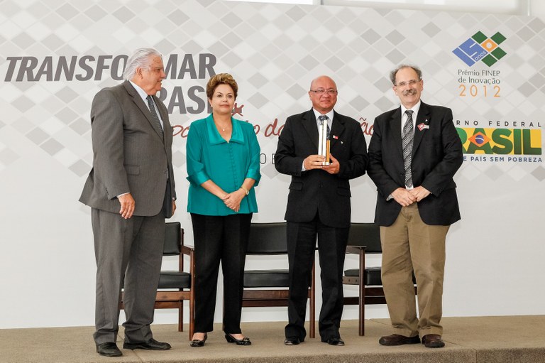 Presidenta Dilma Rousseff entrega prêmio a Siegfried Kreutzfeld durante cerimônia de entrega do Prêmio Finep de Inovação 2012 no Palácio do Planalto. Brasília - DF, 19/12/2012