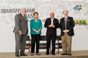 Presidenta Dilma Rousseff entrega prêmio a Siegfried Kreutzfeld durante cerimônia de entrega do Prêmio Finep de Inovação 2012 no Palácio do Planalto. Brasília - DF, 19/12/2012