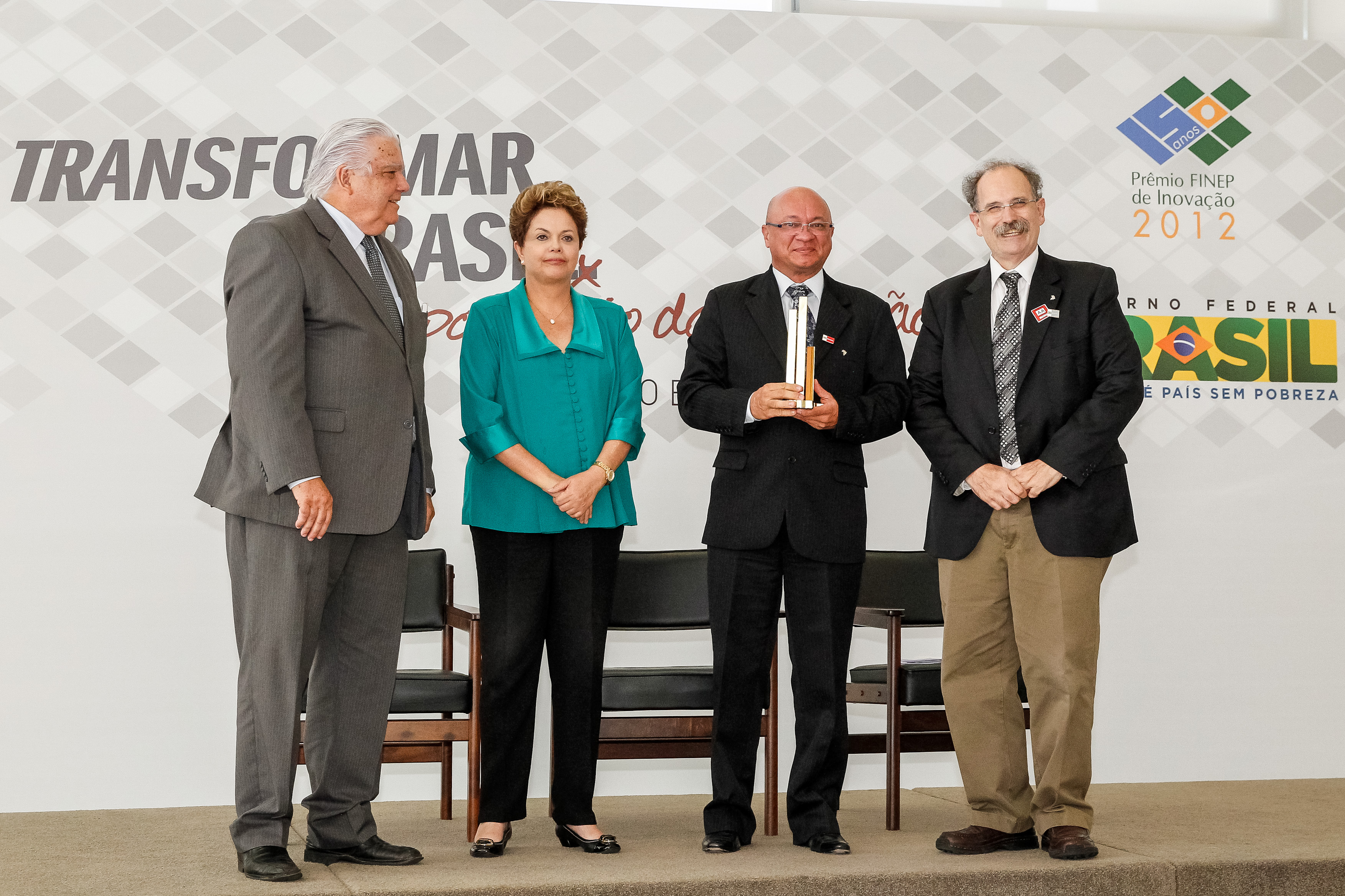 Presidenta Dilma Rousseff entrega prêmio a Siegfried Kreutzfeld durante cerimônia de entrega do Prêmio Finep de Inovação 2012 no Palácio do Planalto. Brasília - DF, 19/12/2012