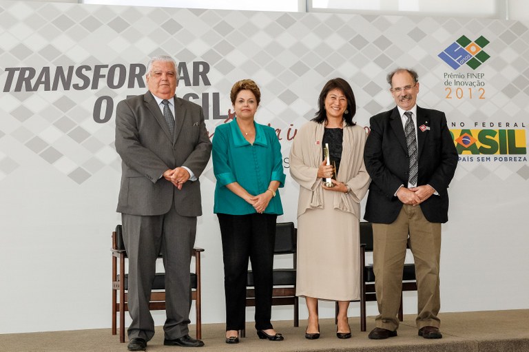 Presidenta Dilma Rousseff entrega prêmio a Luciana Hashiba durante cerimônia de entrega do Prêmio Finep de Inovação 2012 no Palácio do Planalto. Brasília - DF, 19/12/2012