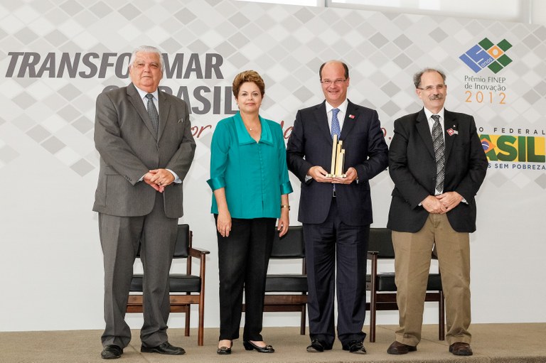 Presidenta Dilma Rousseff entrega prêmio a Frederico Fleury Curado durante cerimônia de entrega do Prêmio Finep de Inovação 2012 no Palácio do Planalto. Brasília - DF, 19/12/2012