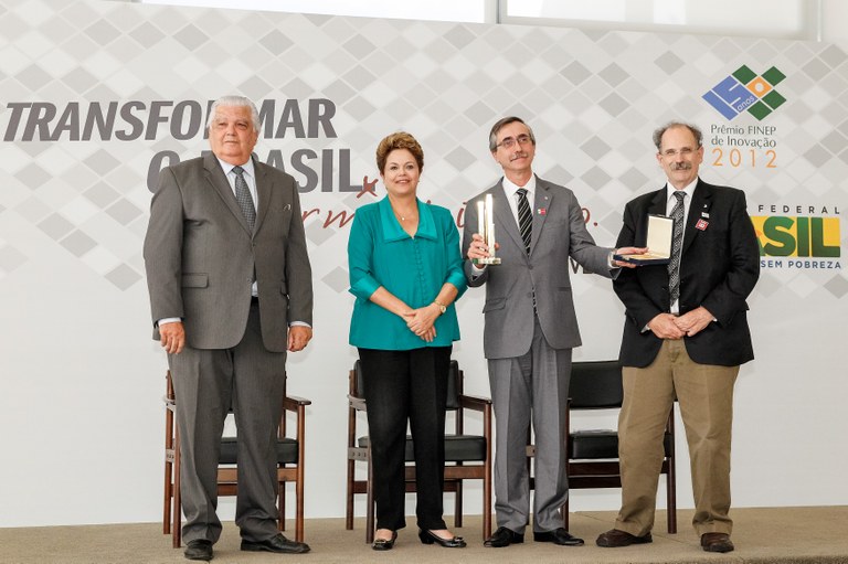 Presidenta Dilma Rousseff entrega prêmio a Marcos Aurélio Corrêa Machado durante cerimônia de entrega do Prêmio Finep de Inovação 2012 no Palácio do Planalto. Brasília - DF, 19/12/2012