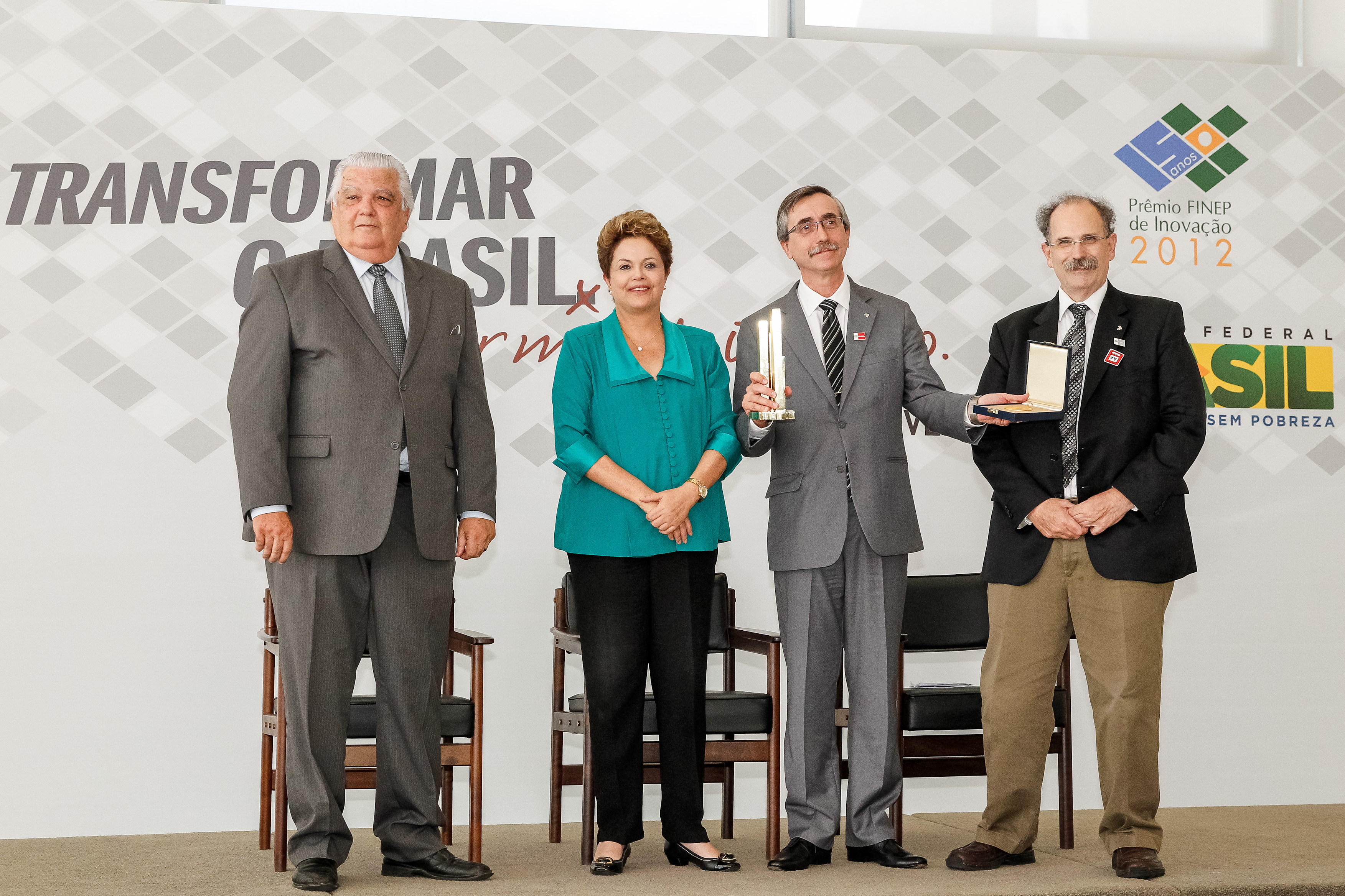 Presidenta Dilma Rousseff entrega prêmio a Marcos Aurélio Corrêa Machado durante cerimônia de entrega do Prêmio Finep de Inovação 2012 no Palácio do Planalto. Brasília - DF, 19/12/2012