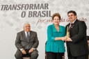 Presidenta Dilma Rousseff entrega prêmio a Marcelo de Oliveira Marques durante cerimônia de entrega do Prêmio Finep de Inovação 2012 no Palácio do Planalto. Brasília - DF, 19/12/2012
