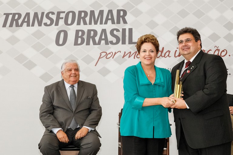 Presidenta Dilma Rousseff entrega prêmio a Marcelo de Oliveira Marques durante cerimônia de entrega do Prêmio Finep de Inovação 2012 no Palácio do Planalto. Brasília - DF, 19/12/2012