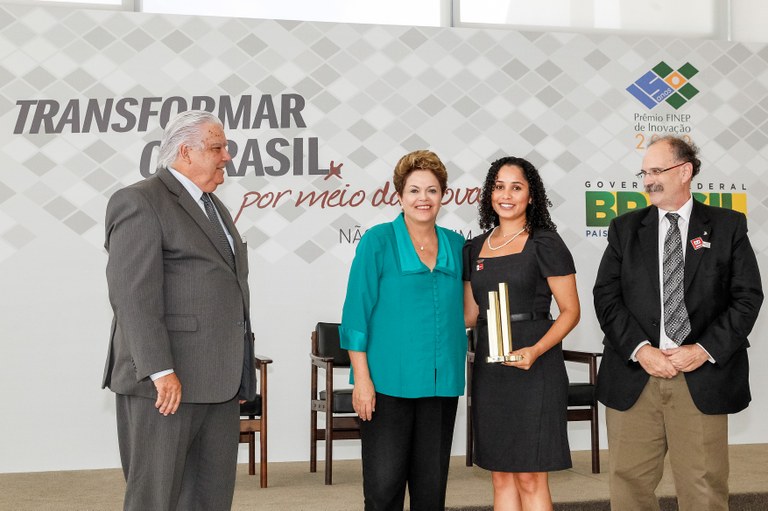 Presidenta Dilma Rousseff entrega o Prêmio na categoria Tecnologia Social a senhora Dávila S. Souza Corrêa pesquisadora do instituto de desenvolvimento sustentável Mamiraúa durante cerimônia de entrega do Prêmio Finep de Inovação 2012 no Palácio do Planalto. Brasília - DF, 19/12/2012 Presidenta Dilma Rousseff entrega o Prêmio na categoria Tecnologia Social a senhora Dávila S. Souza Corrêa pesquisadora do instituto de desenvolvimento sustentável Mamiraúa durante cerimônia de entrega do Prêmio Finep de Inovação 2012 no Palácio do Planalto. Brasília - DF, 19/12/2012