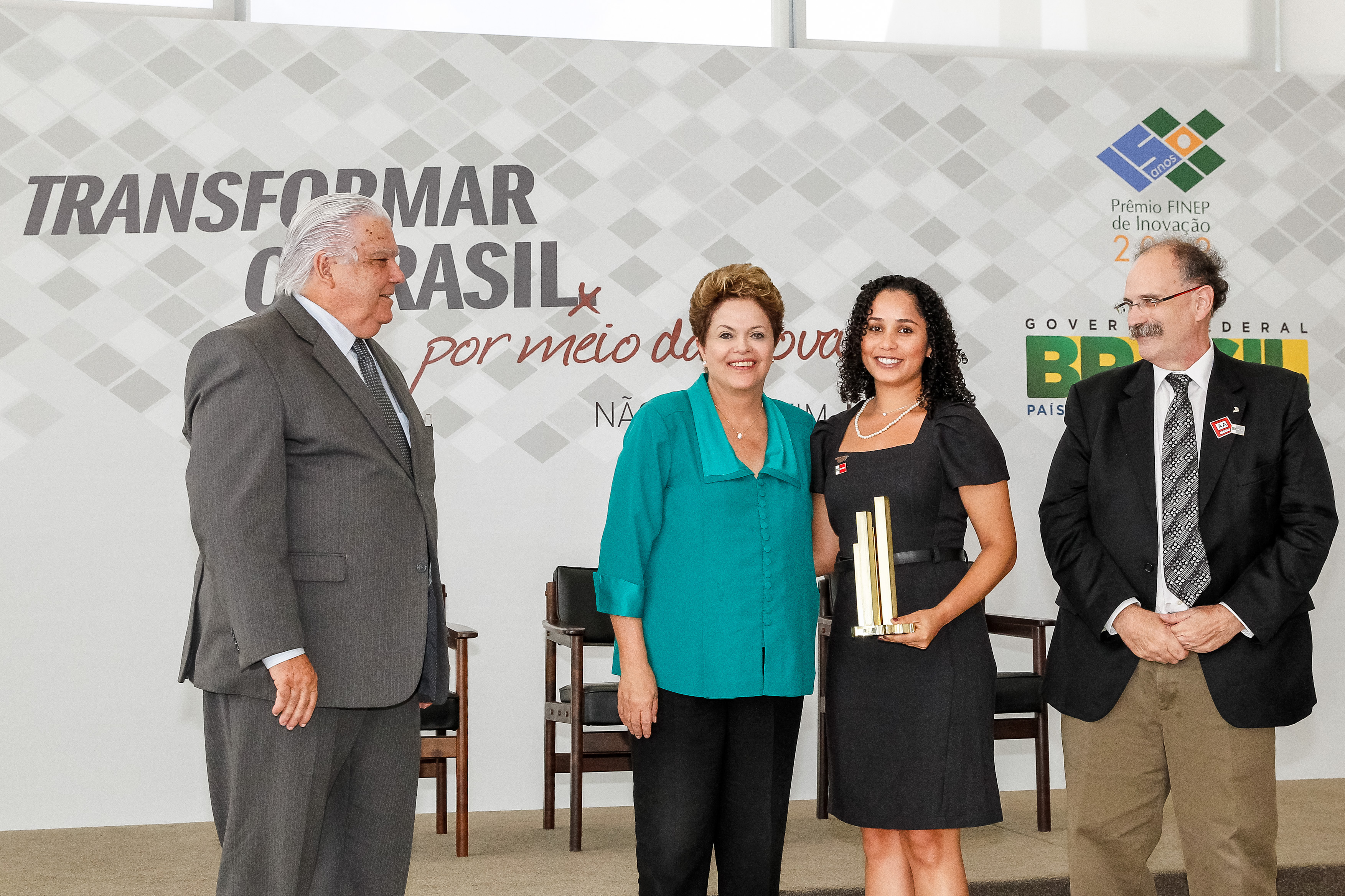 Presidenta Dilma Rousseff entrega o Prêmio na categoria Tecnologia Social a senhora Dávila S.  Souza Corrêa pesquisadora do instituto de desenvolvimento sustentável Mamiraúa durante cerimônia de entrega do Prêmio Finep de Inovação 2012 no Palácio do Planalto. Brasília - DF, 19/12/2012