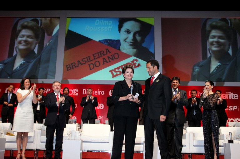 Presidenta Dilma Rousseff  recebe o Prêmio  " Brasileira do Ano ", promovido pelas revistas Istoé, istoé Dinheiro e Istoé Gente. São Paulo-SP, 06/12/2011