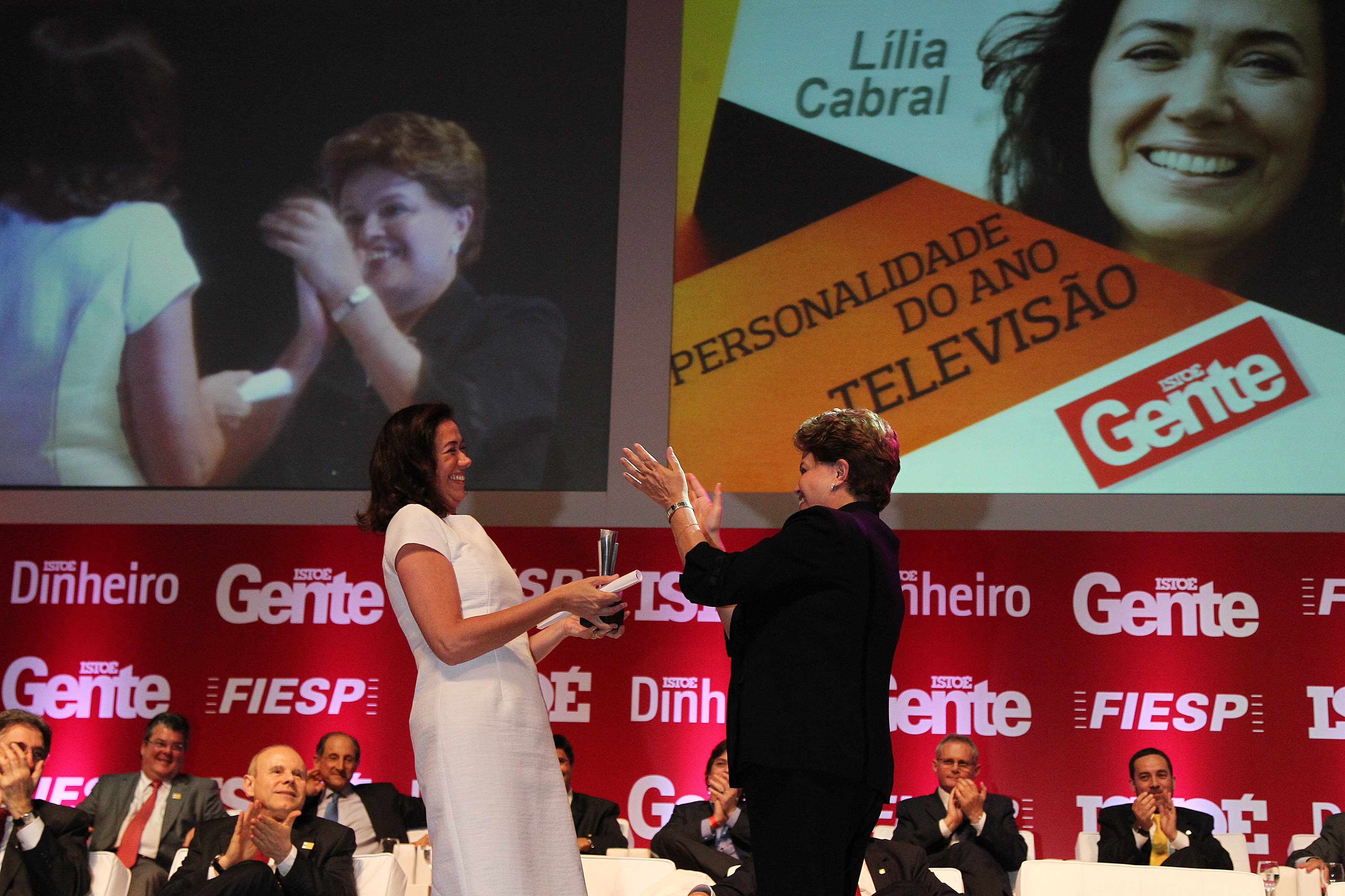 Presidenta Dilma Rousseff entrega o Prêmio " Personalidade do ano na televisão", à atriz Lilia Cabral promovido pela revista Istoé Gente. São Paulo-SP, 06/12/2011