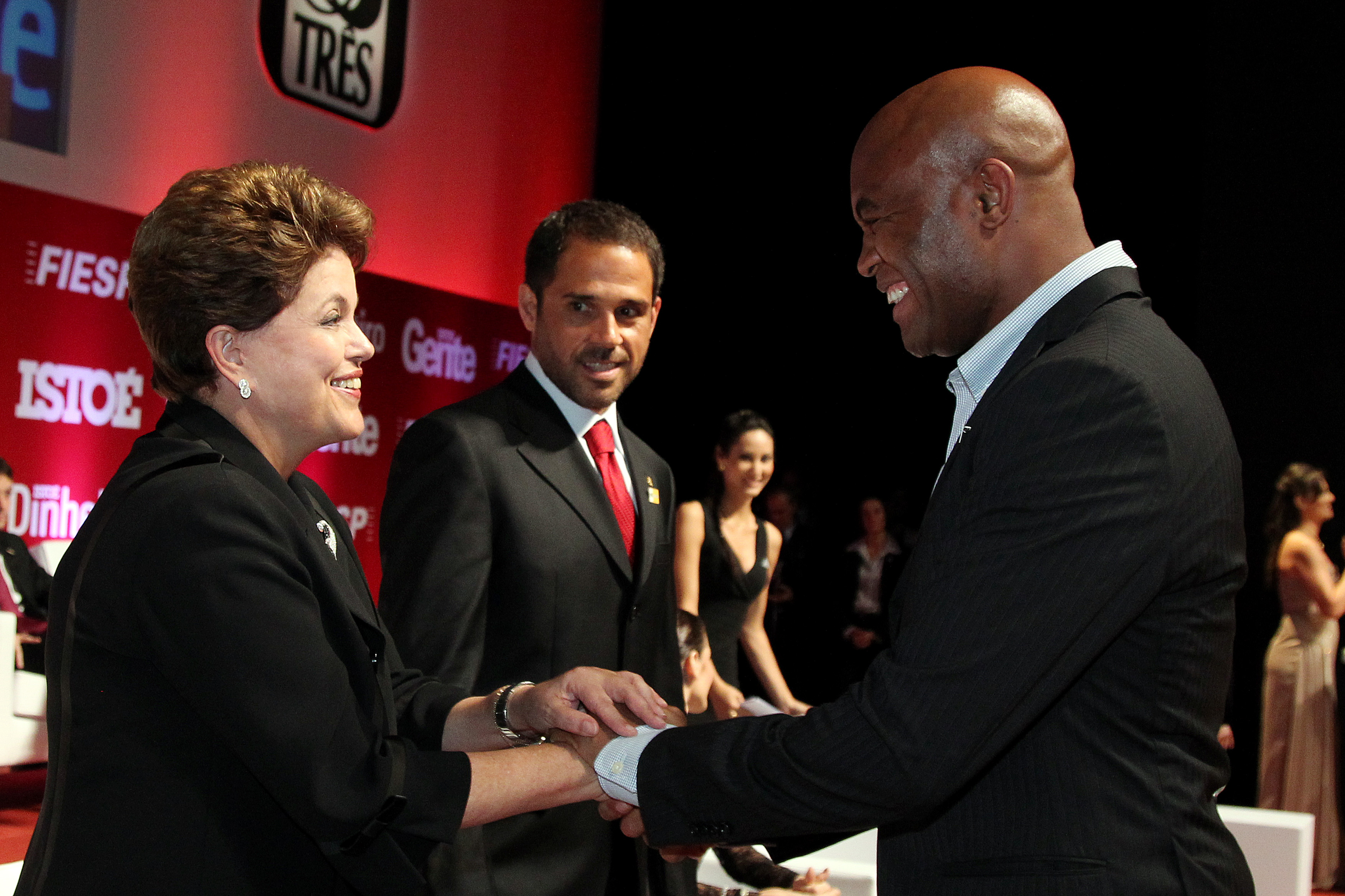 Presidenta Dilma Rousseff e o atleta Anderson Silva, durante cerimônia de entrega do Prêmio " Os Brasileiros do Ano", promovido pelas revistas Istoé, istoé Dinheiro e Istoé Gente. São Paulo-SP, 06/12/2011