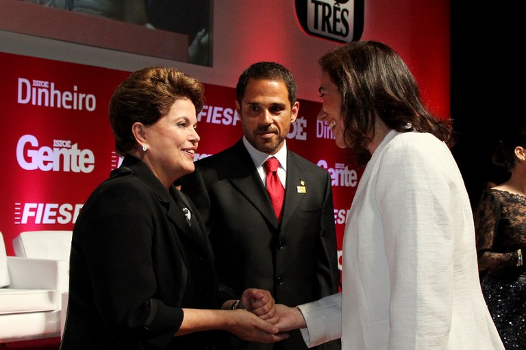 Presidenta Dilma Rousseff  e a atriz Lilia Cabral, durante cerimônia de entrega do Prêmio " Os Brasileiros do Ano", promovido pelas revistas Istoé, istoé Dinheiro e Istoé Gente. São Paulo-SP, 06/12/2011