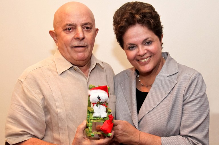 Presidenta Dilma Rousseff entrega ao Ex-Presidente Lula um presente de natal enviado pelos catadores de materiais recicláveis e da população em situação de rua com quem esteve durante evento pela manhã. São Paulo - SP, 22/12/2011